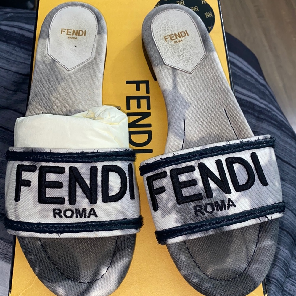 Woman Fendi slides size EU 38 in fair condition